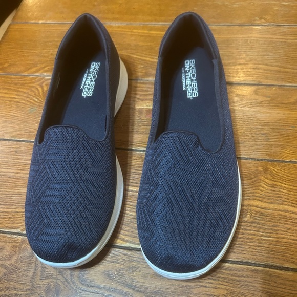 Skechers Women's On -The -Go GoGa/Max Walking Lite Shoes Navy/white Size 10 - Picture 2 of 7